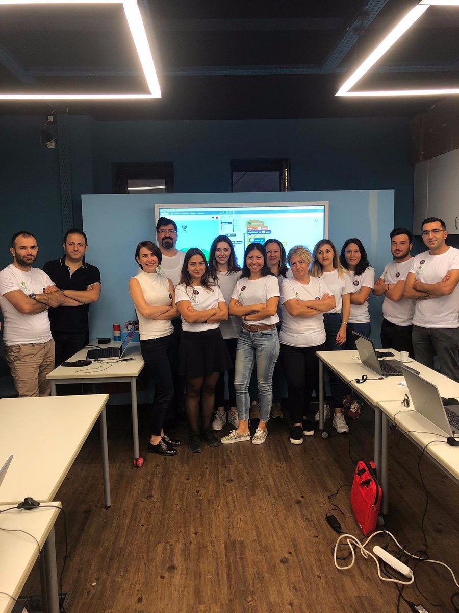 bariserdogan_mu's tweet photo. @garanti ve @bauebf işbirliğinde "Garantiyle Geleceği Kodla" projemizin gönüllü eğitmenleri proje için hazır 👏 https://t.co/Of94zEtADd