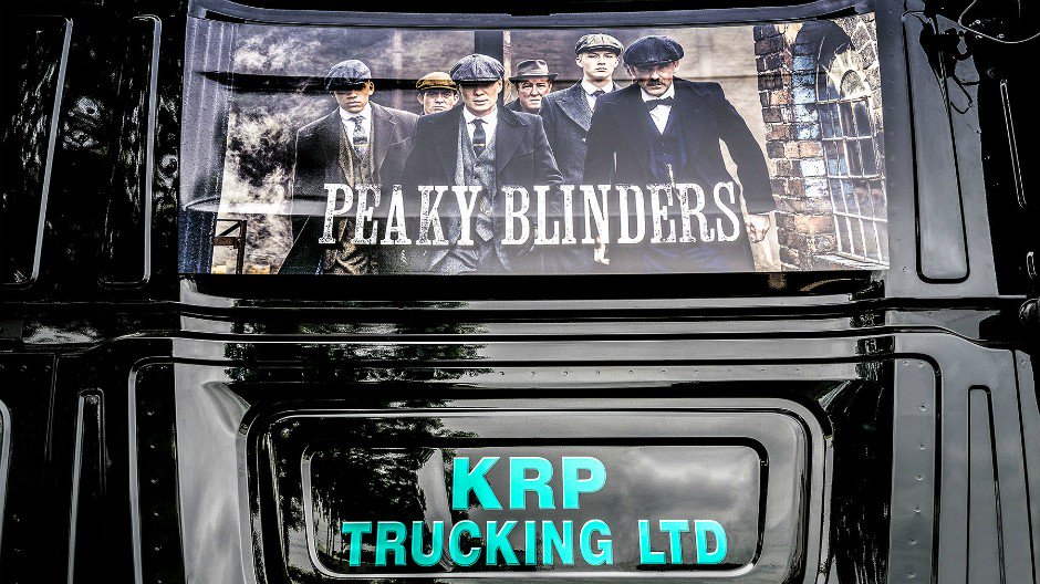 DaimlerTruckUK's tweet photo. What's the best truck livery you've seen out on the roads? An awesome #PeakyBlinders image adorns KRP Trucking's flagship #Actros1. Reply with your favourite! https://t.co/Ox85d7ldk3 #RoadStars #trucklife #bestlivery https://t.co/tOSucIiCHo