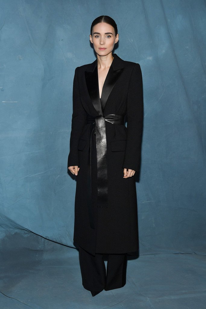 UnaiQuijada's tweet photo. Rooney Mara and Anne Hathawat were looking clad in Givenchy while attending the Givenchy show as part of the Paris Fashion Week Womenswear Spring/Summer 2019 🖤 #GivenchySS19 https://t.co/s3JD1PyXnI