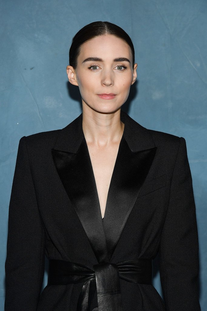 UnaiQuijada's tweet photo. Rooney Mara and Anne Hathawat were looking clad in Givenchy while attending the Givenchy show as part of the Paris Fashion Week Womenswear Spring/Summer 2019 🖤 #GivenchySS19 https://t.co/s3JD1PyXnI