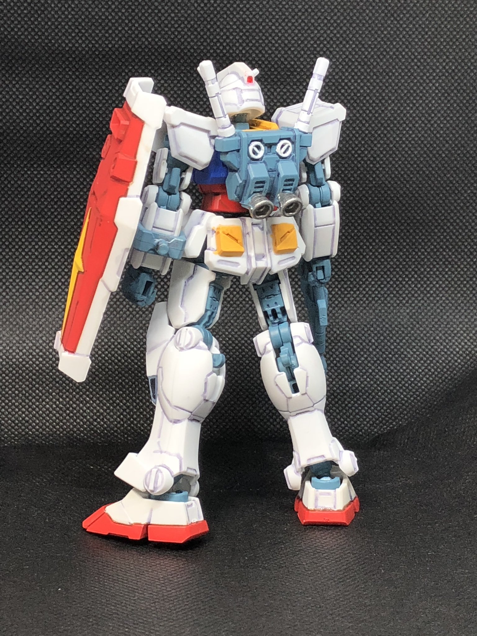 洋 直樹 Gフレームのガンダムを部分塗装 スミ入れしてみた フレームはスプレーで一気に塗って あとは黄色部分中心に色の足りないところをちょこちょこと 思っていた以上に化けた 凄く満足いった 素の状態と並べたのでご参考までに Gframe G