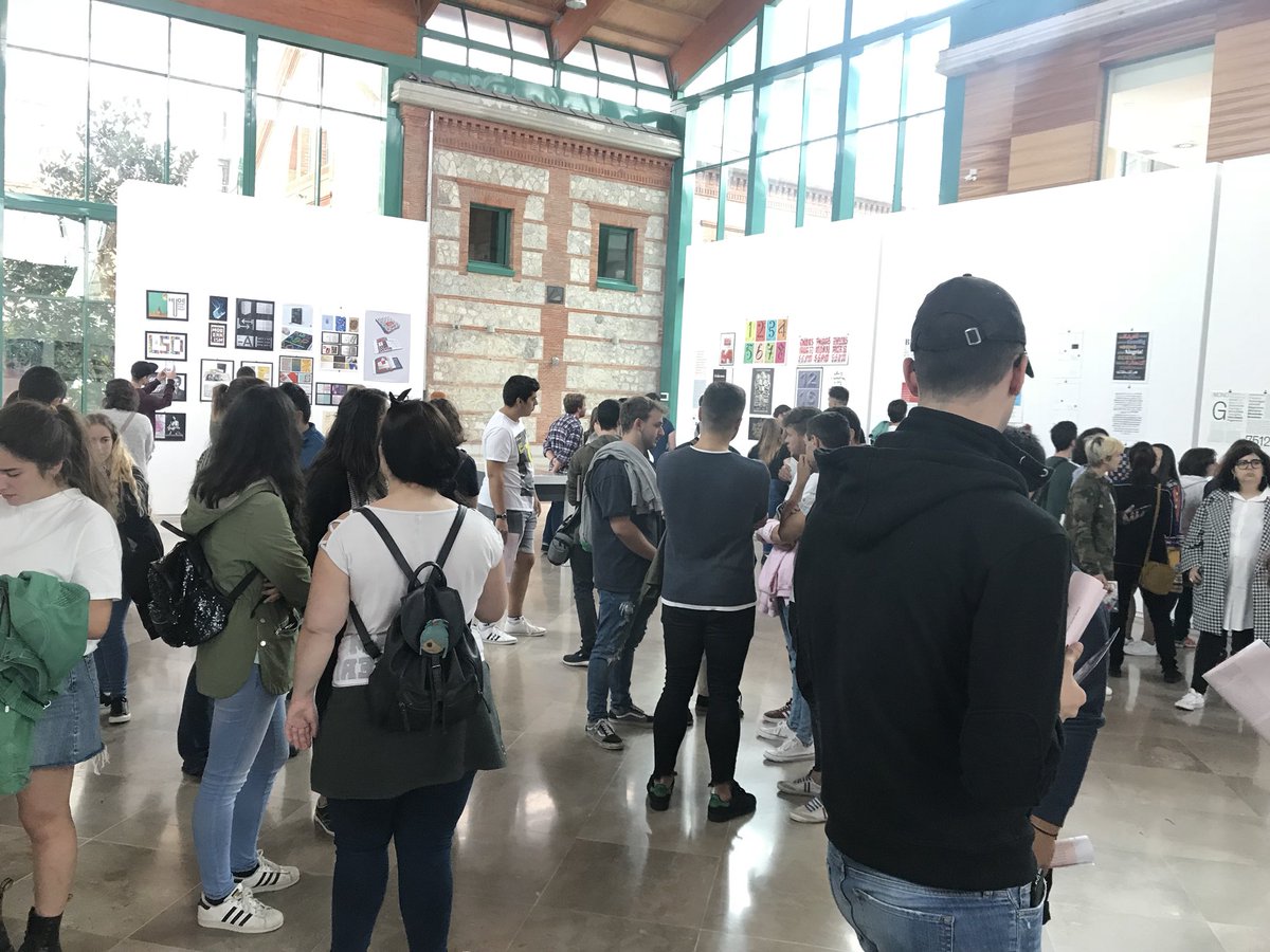 Tiposcertamen's tweet photo. Hoy hemos tenido a alumnos del IES la Albericia y la @escueladearten1 visitando la expo #TDC63 y hemos aprovechado para hablarles del concurso de jovenes para el que mañana abriremos convocatoria. https://t.co/l1j7Hzw9rk