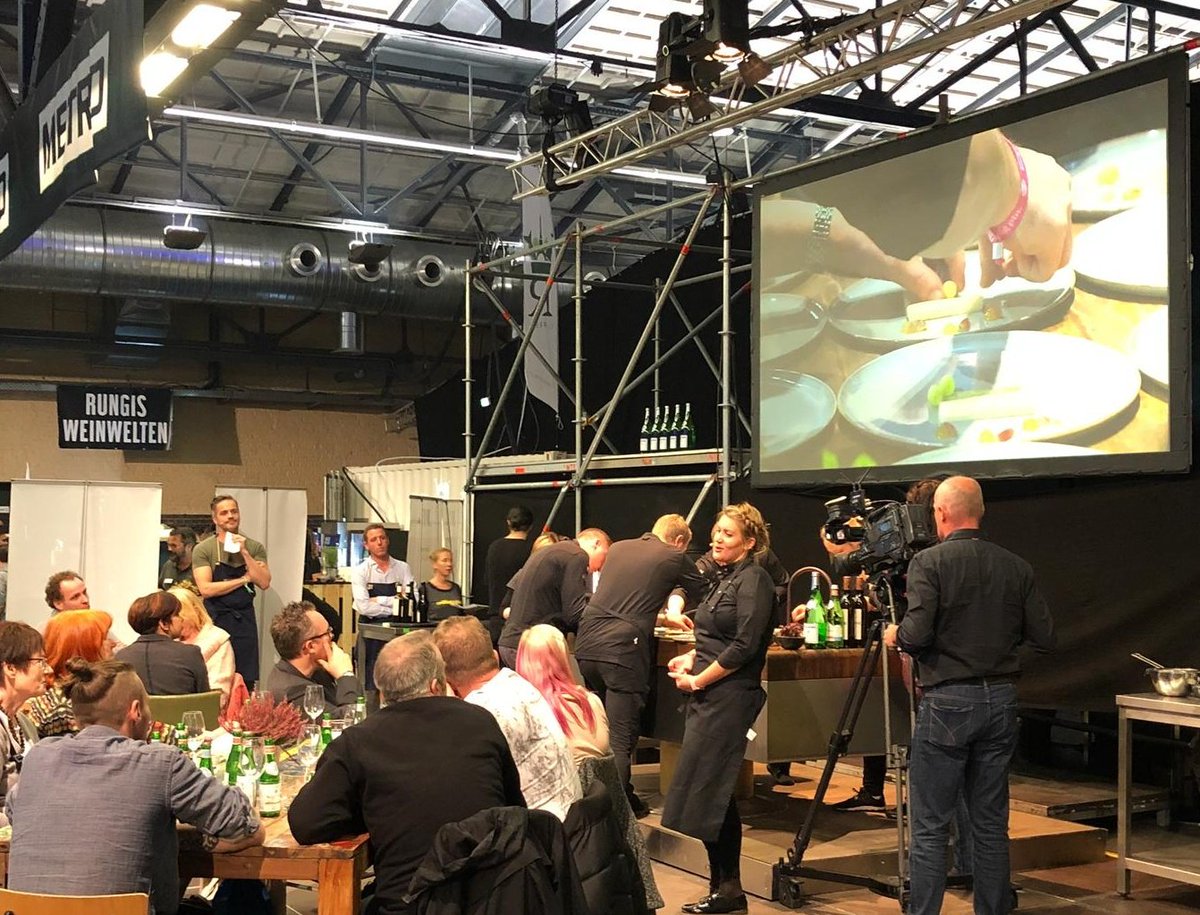 METRO_DE's tweet photo. Schlag auf schlag: Zuerst #JuliaKomp, parallel #ChristianRach und gleich legen #AnthonySarpong und @NiklasEkstedt los. #Chefdays eben! /kw https://t.co/HjY6PN7tNp