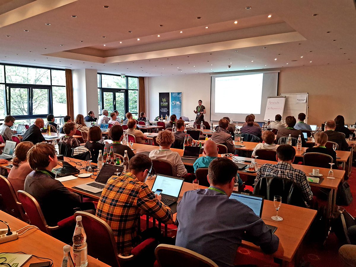 MLSummit_DE's tweet image. Herzlich willkommen zum #MLSummit und #PythonSummit in Berlin! Los geht's mit der Keynote "Wie intelligent sind Maschinen?" mit Michael Neitzke!