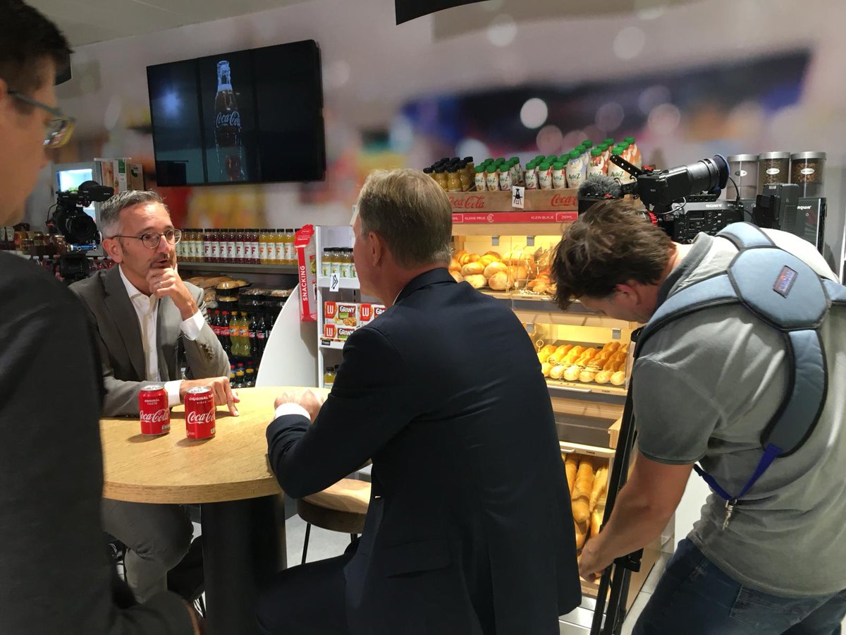 CocaCola_EU's tweet photo. Spotted last week: @woutersworlds sharing the actions we are taking to provide clear & accessible nutrition information with a visiting Dutch TV team. #EvolvedNutritionLabelEU #nutrition #informedchoices https://t.co/9BT5hklRpL