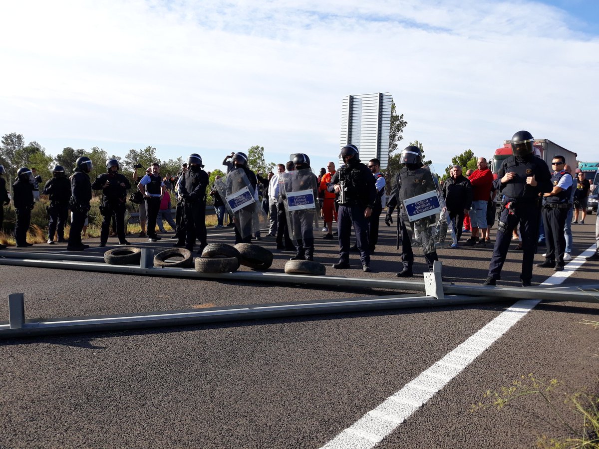 cdr_cambrils's tweet photo. De nou els mossos protegint el feixisme #BuchDimissió 

CONTINUEM!

#1OctAlCarrer #1oct #TardorCalenta https://t.co/hNFnz2XmiG