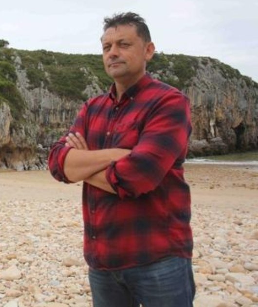 MultaniLuis's tweet photo. 45 días desde que asaltaron y asesinaron a Javier Ardines, concejal de #IU en Llanes.

Varios cobardes lo golpearon y estrangularon mientras se dirigía a pescar de madrugada como cada día.

Seguimos esperando a que la @policia encuentre a sus asesinos.

#JusticiaJavierArdines https://t.co/g2oRdniZWt