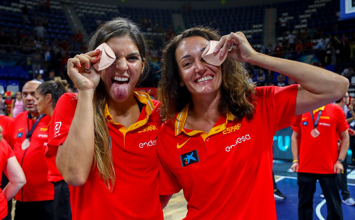 BaloncestoESP's tweet photo. Hoy la #SelFEM🇪🇸 se levanta con una medalla más.

SEIS años sin bajarse del podio❗❗

2013 🥇 Europeo
2014 🥈 Mundial
2015 🥉 Europeo
2016 🥈 JJOO
2017 🥇 Europeo
2018 🥉 Mundial 

📝 Más INFO ⬇
https://t.co/FPzflhoKPa https://t.co/SMwGEcyKRY