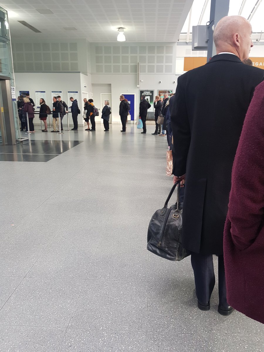 Linzijane_x's tweet photo. @ScotRail after losing out about 30 pound this last few months with constant cancellations and having 1 ticket conductor on a train of hundreds of people... This is what we have to wait in. Worst of all they refuse to let you through the gates to go to office through the barriers https://t.co/sMEuihrmzu