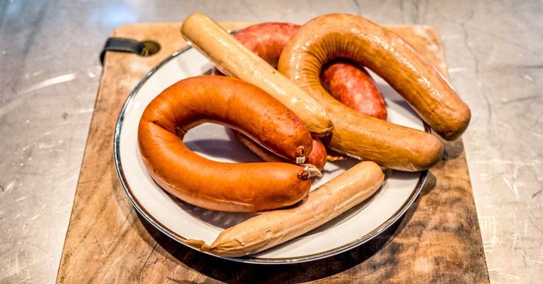 volkskrant's tweet image. Hij knakt niet en smaakt nergens naar. Ons testpanel probeerde vegetarische rookworsten en constateert: ‘In een goede rookworst moet gewoon varken.’ En anders maar geen rookworst volkskrant.nl/ts-b15062ce