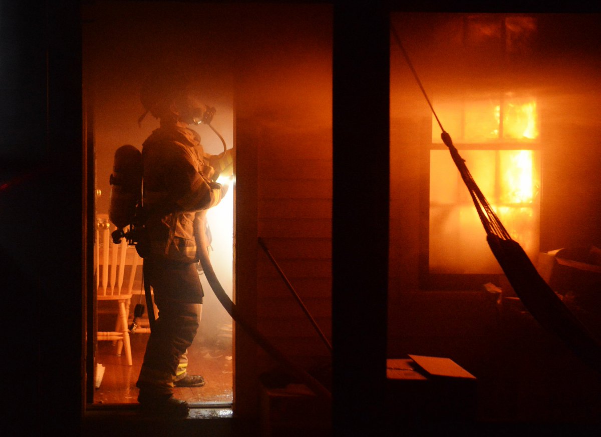 prbarber1's tweet photo. #518news #Schenectady firefighters battle a 2 alarm fire in a kitchen of a rear apartment of 34 N. Ferry St shortly after 3 a.m. 2 dogs were rescued from the fire and survived, and all occupants made it out safely. https://t.co/LPafpNcGVI