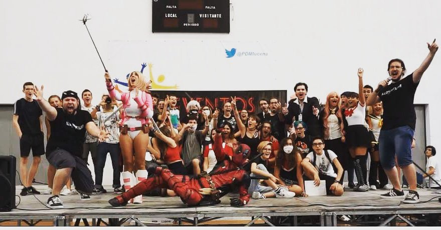 illosderivia's tweet photo. Buenos dias!! Comenzamos la semana y el mes con muchas ganas, tantas, tantas como las que echamos este finde en @CordobaGoFF, y para muestra, esta foto. "illooooooo!!!"  #lucenago #cordobago #deadpool #illosderivia https://t.co/EpW2J8yVwB