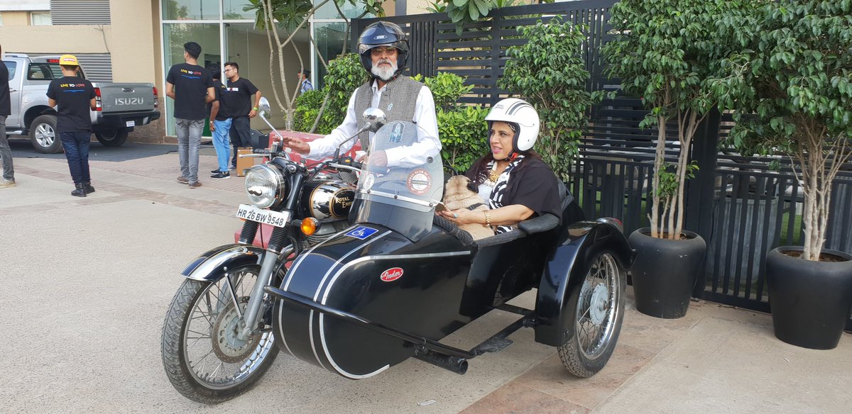 karan27j's tweet photo. Two wheels move the soul.
#tripmachinecompany #distinguishedgentlemansride #DGR2018 #jawamotorcycles #rajdoot #harleydavidson #hd883 #dapper #womenofdgr https://t.co/7YxZhuUhqO