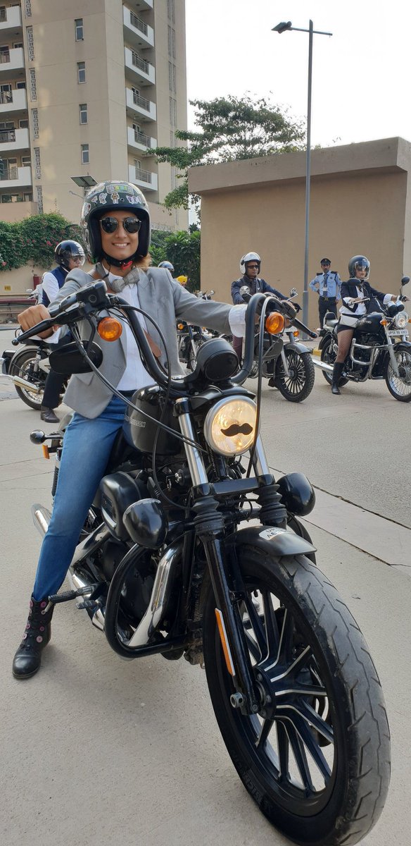 karan27j's tweet photo. Two wheels move the soul.
#tripmachinecompany #distinguishedgentlemansride #DGR2018 #jawamotorcycles #rajdoot #harleydavidson #hd883 #dapper #womenofdgr https://t.co/7YxZhuUhqO