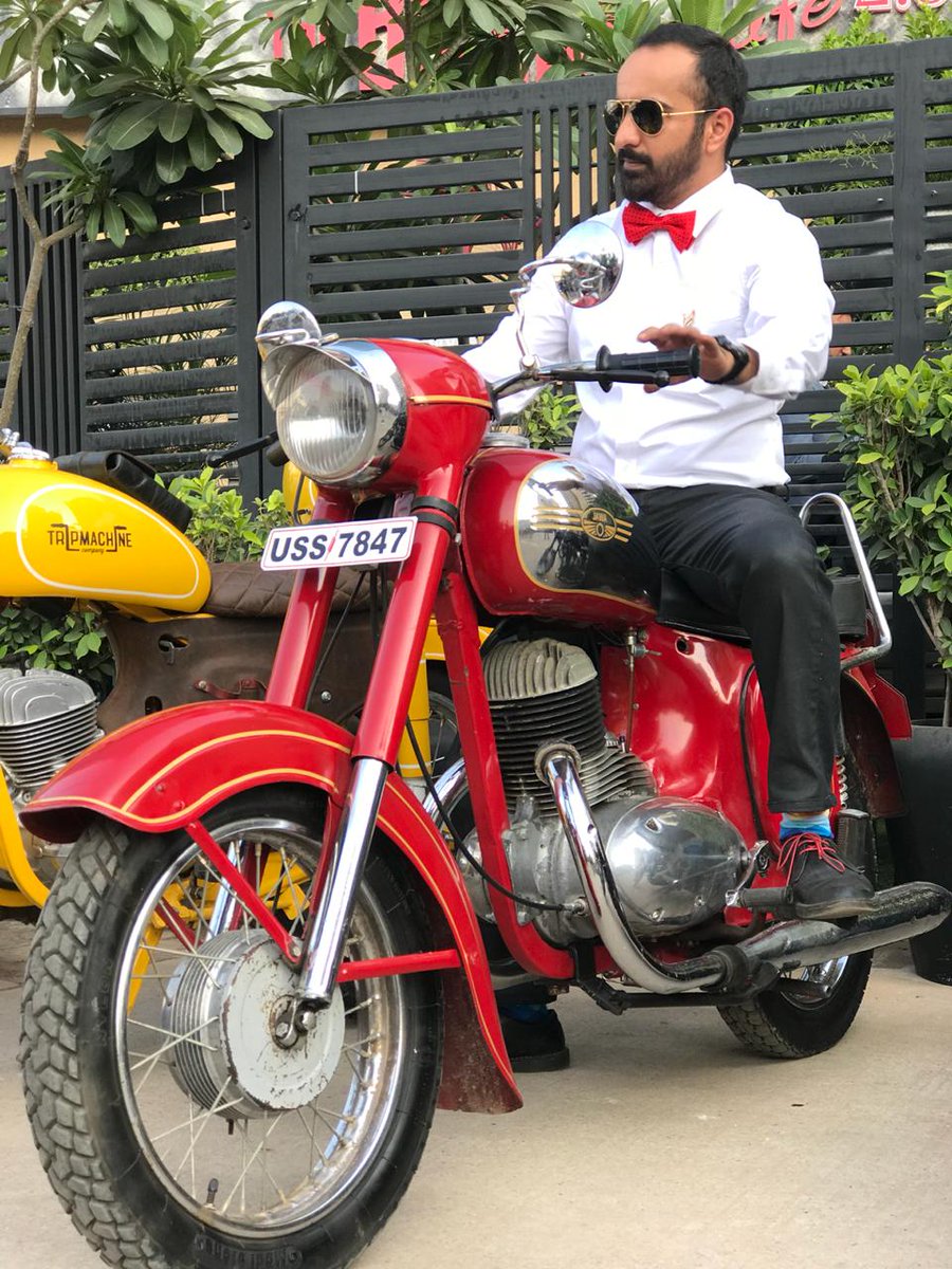 karan27j's tweet photo. Two wheels move the soul.
#tripmachinecompany #distinguishedgentlemansride #DGR2018 #jawamotorcycles #rajdoot #harleydavidson #hd883 #dapper #womenofdgr https://t.co/7YxZhuUhqO