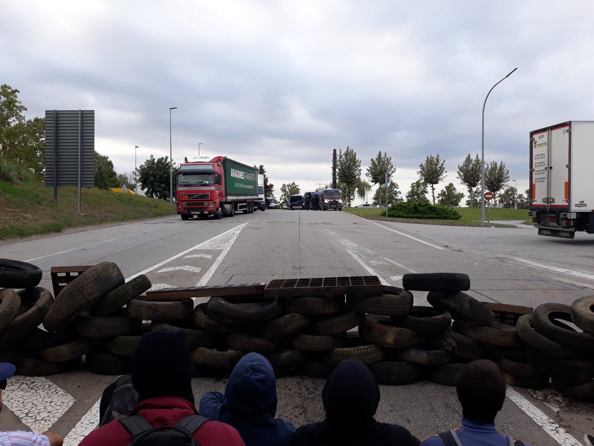 CDRGarriga's tweet photo. El mandat de l’1O és clar. Compliu-lo!

Tanquem el #CIM 
#1OctNiOblitNiPerdo #TardorCalenta #TrenquemElRègim https://t.co/oQJRiBdFMQ