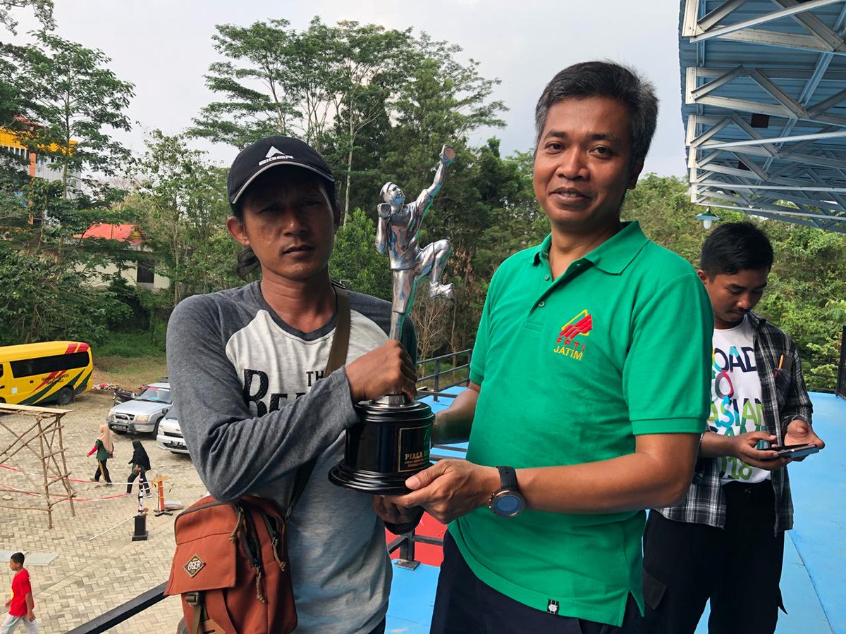 fpti_gresik's tweet photo. Selamat buat #FPTIJAWATIMUR sebagain juara umum #kejurnaspanjattebing junior2018 di Riau. Dengan sumbangsih 6 Emas, 3 Perak, dan 4 Perunggu dari @fpti_gresik cc @infoGRESIK @Kominfo_Gresik @radargresik https://t.co/aiPFBXExyl