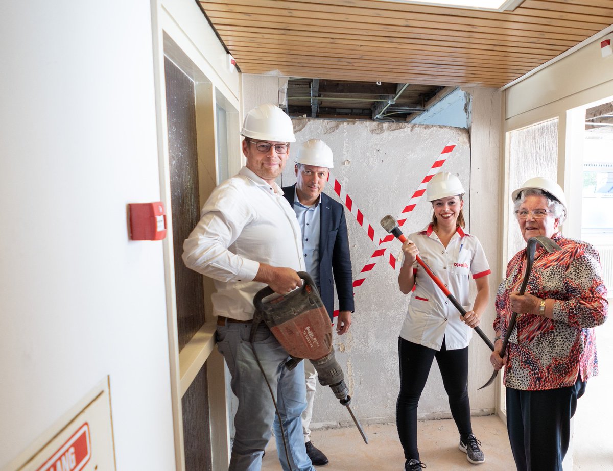 Na een intensieve periode van voorbereiding gaat het daadwerkelijk beginnen: de verbouwing van de Nudehof in Wageningen. Het startsignaal voor de verbouwing werd donderdag 27 september gegeven. bit.ly/2zCZqkK