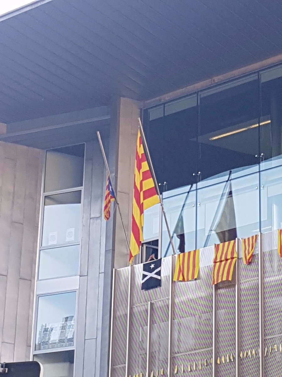 CDRCatOficial's tweet photo. 🗣️ Els #CDRenXara hem anat a la delegació de la Generalitat a #Girona a fer el que el @govern no s'atreveix.
#TardorCalenta #1OctAlCarrer #ElPoderDelPoble #1ONiOblitNiPerdo https://t.co/4nSfwZyjWt