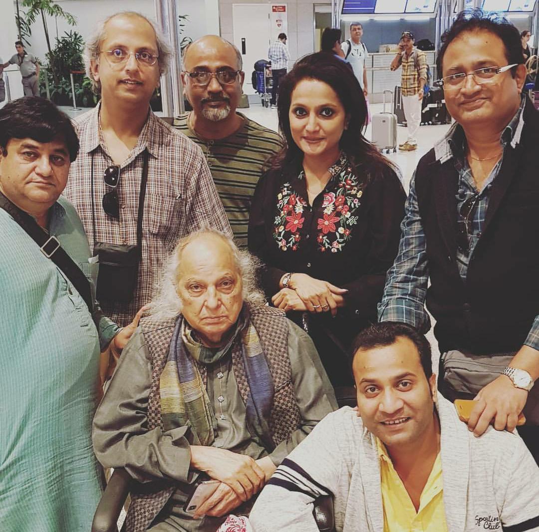 ptjasrajfans's tweet photo. Sangeet Martand #PanditJasraj with Durga Jasraj, #AjayJoglekar, Rattan Mohan Sharma, Sabir Khan, #SridharParthasarthy and #YogeshSamsi after the Bengal Classical Music Festival in 2017 https://t.co/KJWl1wuPa1