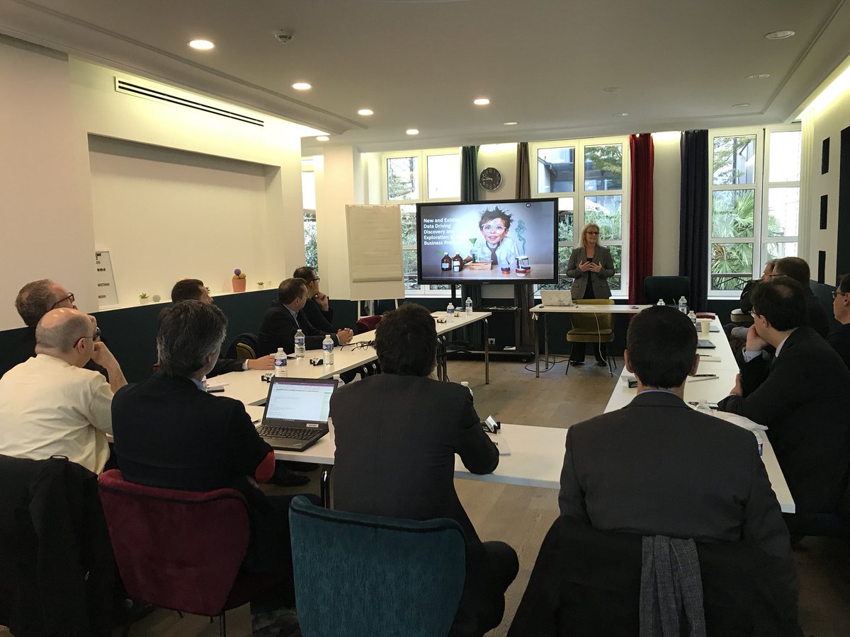 HortonworksFR's tweet photo. Petit déjeuner Assurance et Mutuelle en cours. @cmaike76 donne des réponses aux défis que rencontrent les acteurs du secteur dans le management de la #data https://t.co/gaU2SBoivX