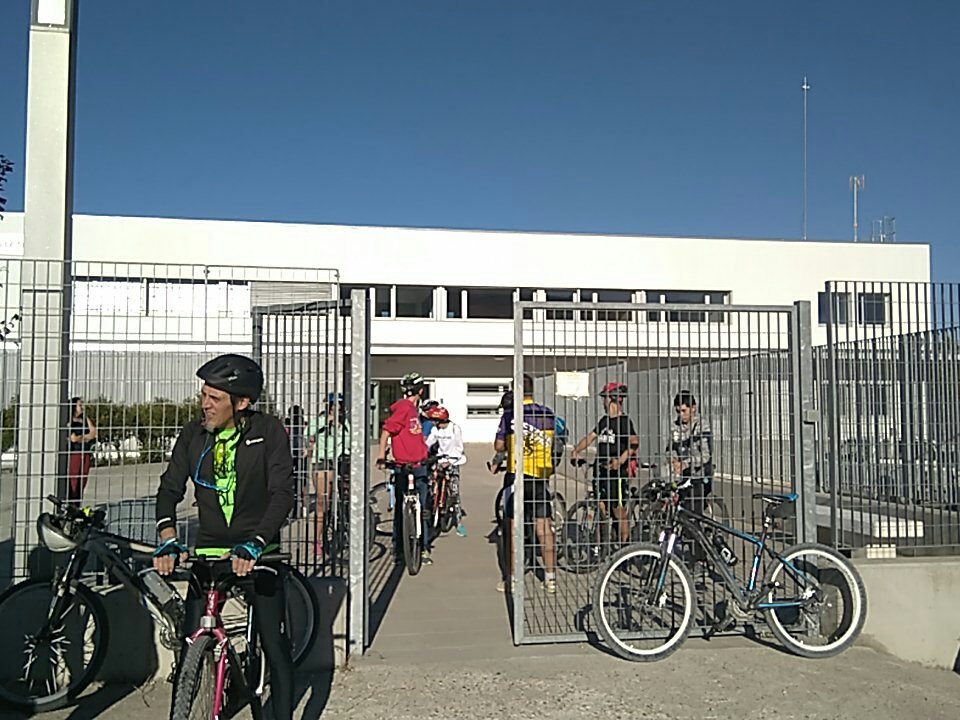 ceolasierra's tweet photo. A punto de comenzar nuestra visita a la cantera de Silices Gilarranz. Educación Física, Geología y Geografía https://t.co/CsZlZG62tt
