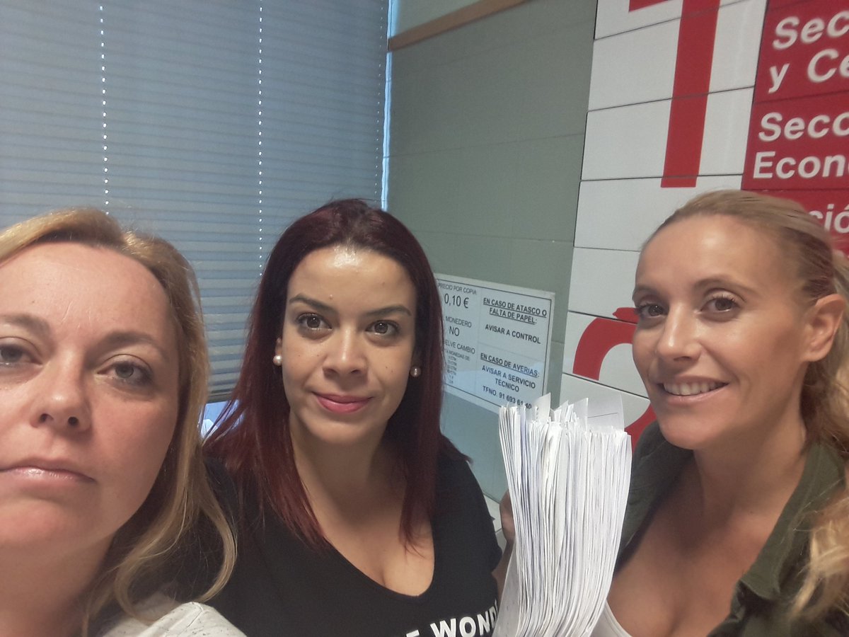 Mariacarmenmors's tweet photo. El @ampapereda entregando en la DAT SUR casi 2000 firmas solicitando el Maestr@ de Apoyo que nos corresponde, PT a tiempo completo y auxiliar administrativo. Tenemos 10 aulas, necesitamos personal. Esperamos una pronta respuesta.
@FAPA_Giner_Rios @villaverde_fapa https://t.co/zQnQoDkVaD