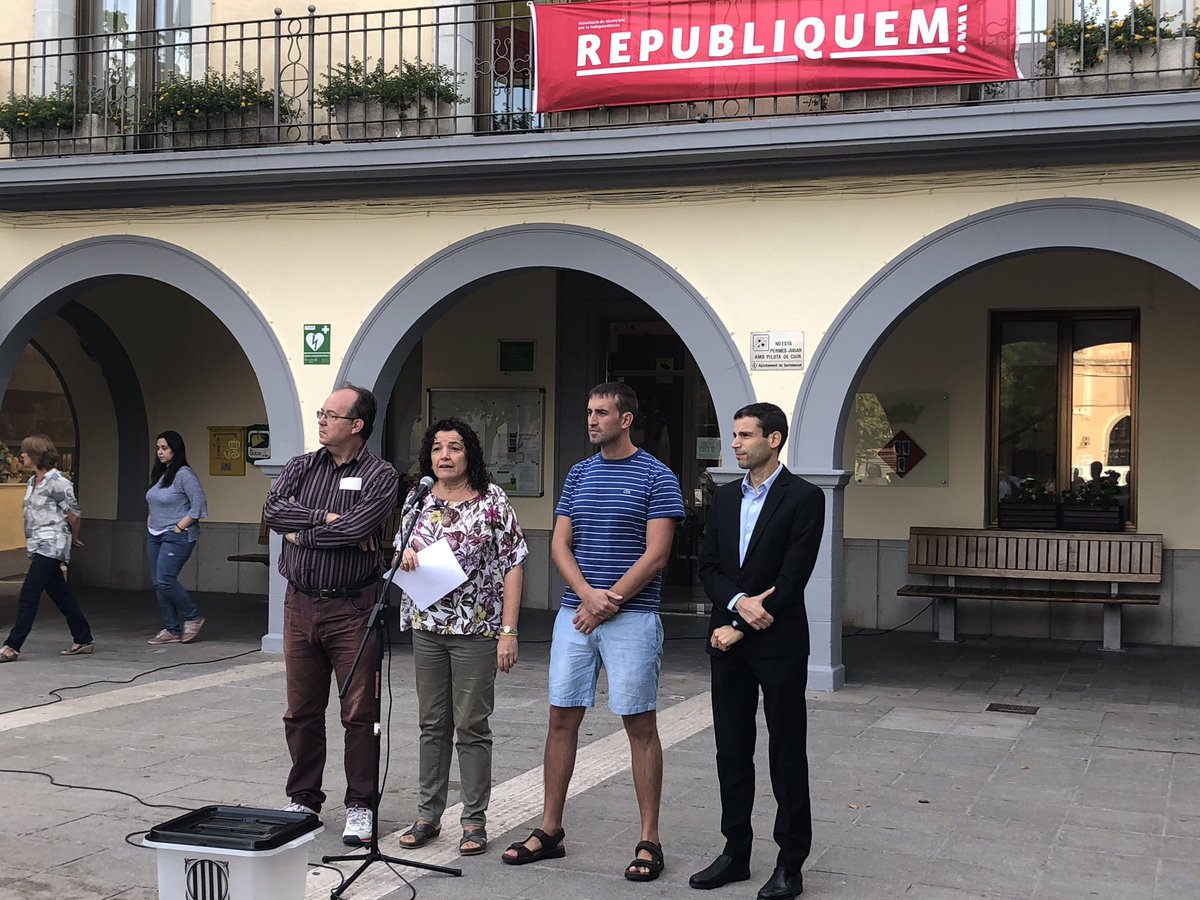 PDCSentmenat's tweet photo. @AjSentmenat , en el marc de la commemoració del primer aniversari del referèndum del 1 d’octubre, s’adereix a la campanya #Republiquem impulsada per @AMI__cat #Sentmenat #vamvotarvamguanyar https://t.co/WHGMWq2Yiv