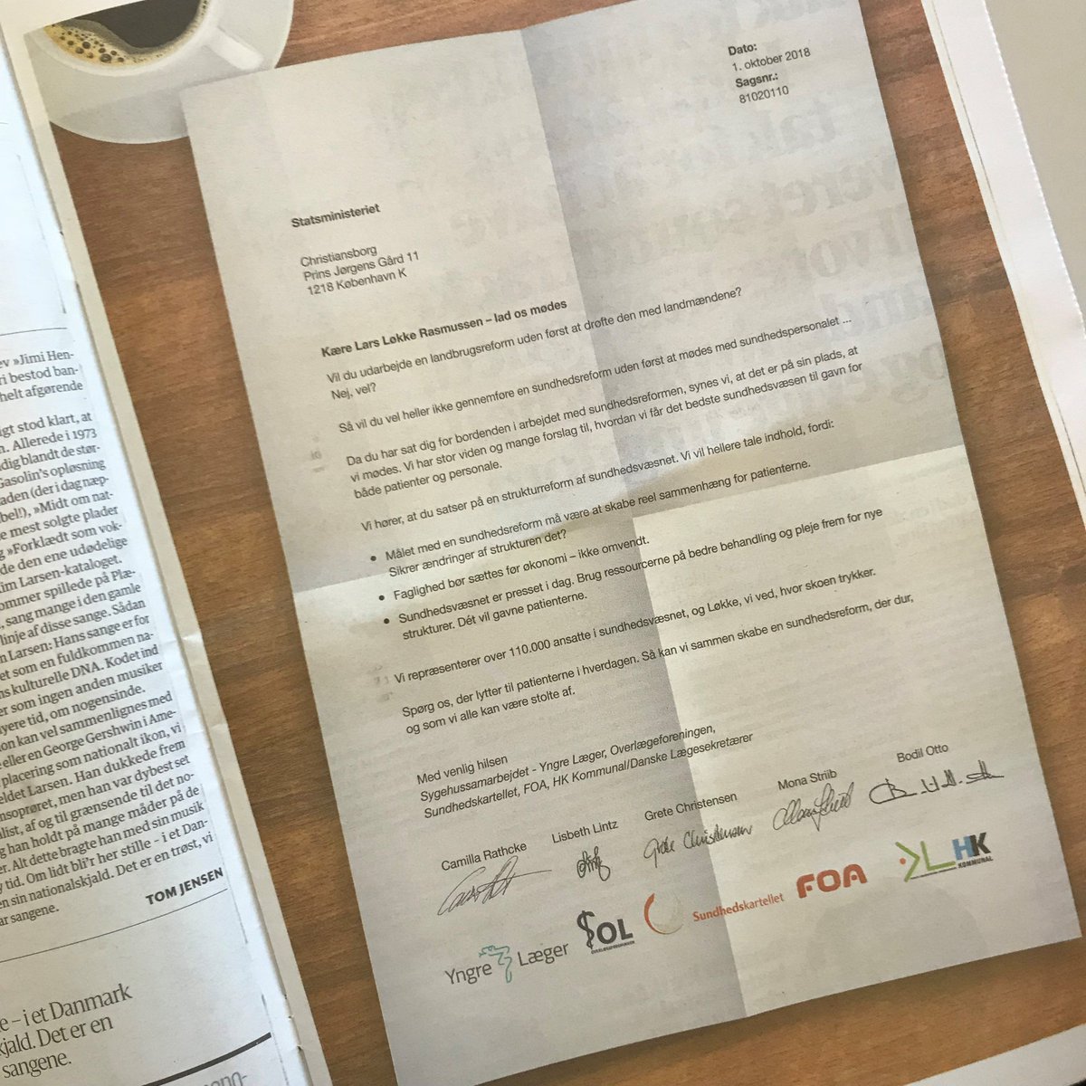 Sygeplejeraadet's tweet photo. Sundhedsvæsenet har brug for sammenhæng, faglighed og flere ressourcer. Ikke ny struktur. Derfor har vi i Sygehussamarbejdet sendt en invitation til @larsloekke. Med posten – og i aviserne dag. Lad os tale om, hvordan vi sammen udvikler et bedre sundhedsvæsen #sundpol https://t.co/KNfBd3nkby