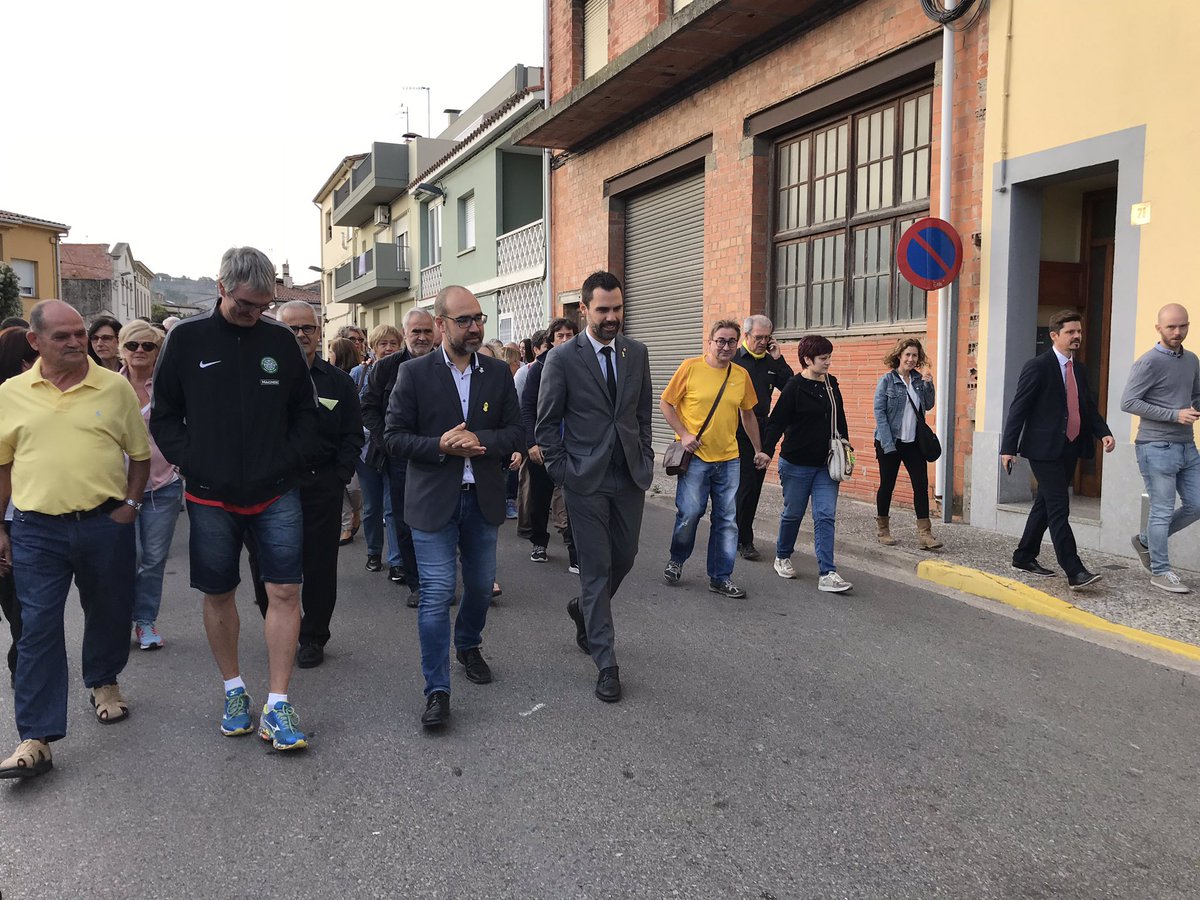 rogertorrent's tweet image. Un any després tornem al pavelló, allà on veïns de Sant Julià de Ramis i Sarrià de Ter vam defensar les urnes colze a colze. L’1 d’octubre és un acte de dignitat enorme, un acte d’autodeterminació. És la llavor de totes les victòries, la llavor de la República. #1Oct