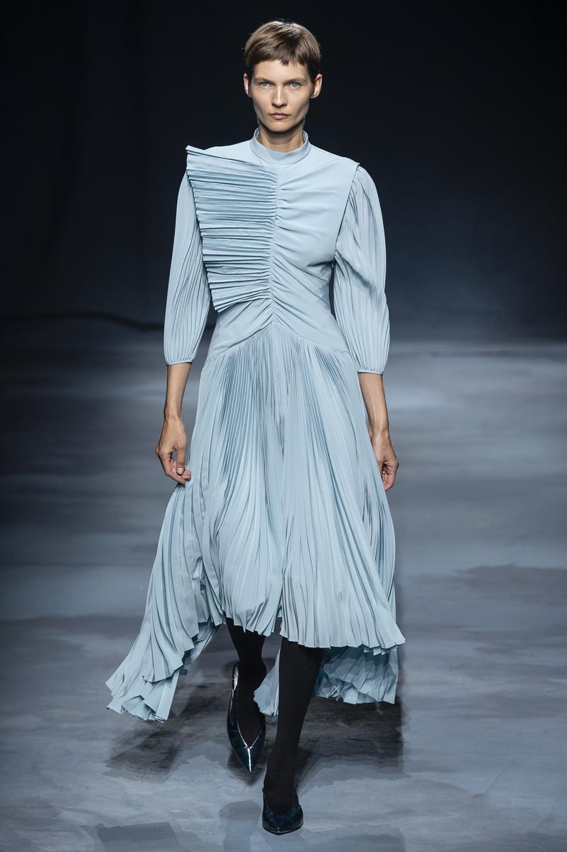 Madamefigaro's tweet photo. La maison @Givenchy a présenté sa nouvelle collection printemps-été 2019 lors de la #FashionWeek prêt-à-porter à Paris. Découvrez tous les looks du show en photos #GivenchySS19 #ClareWaightKeller #PFW #MadameAimePFW >> https://t.co/gOUslSz1tC https://t.co/Ii3aK3xJJi