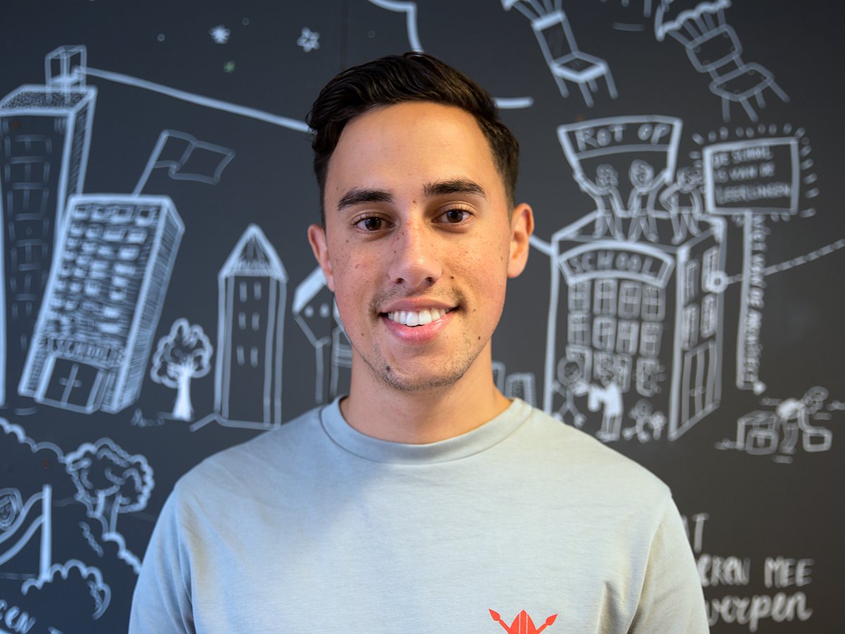 Een twee toevoeging aan ons team. Meet Declan van Schaik! Hij is onze nieuwe online marketing stagiair. Declan zit in zijn derde jaar Communicatie en aankomend half jaar gaat hij zich bezighouden met websiteverbetering, SEO, social media en Google Analytics.