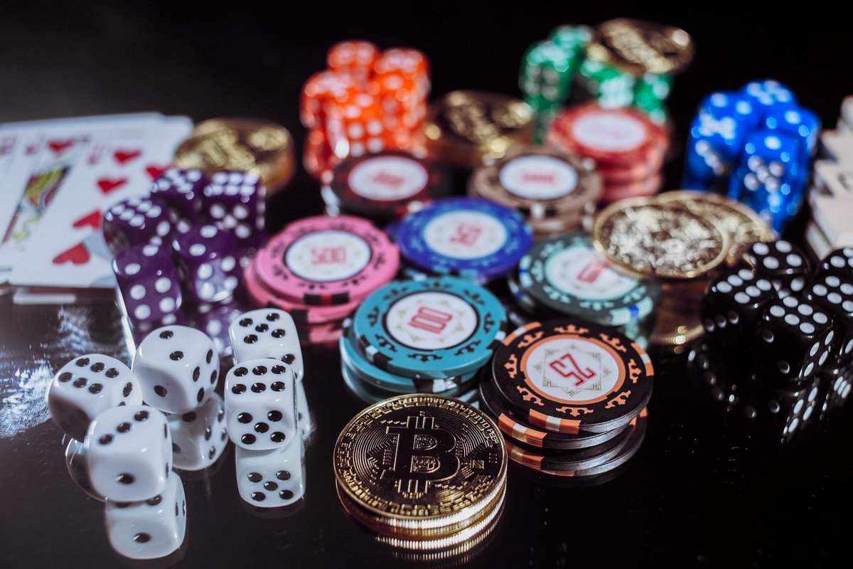 BobbyGiggz's tweet image. By this time next year, we&apos;ll be in Vegas betting with fat stacks of bitcoin. You can keep your crappy chips and loaded dice. #BTFD #blockchainArmy #decentralize #everything #moonBase