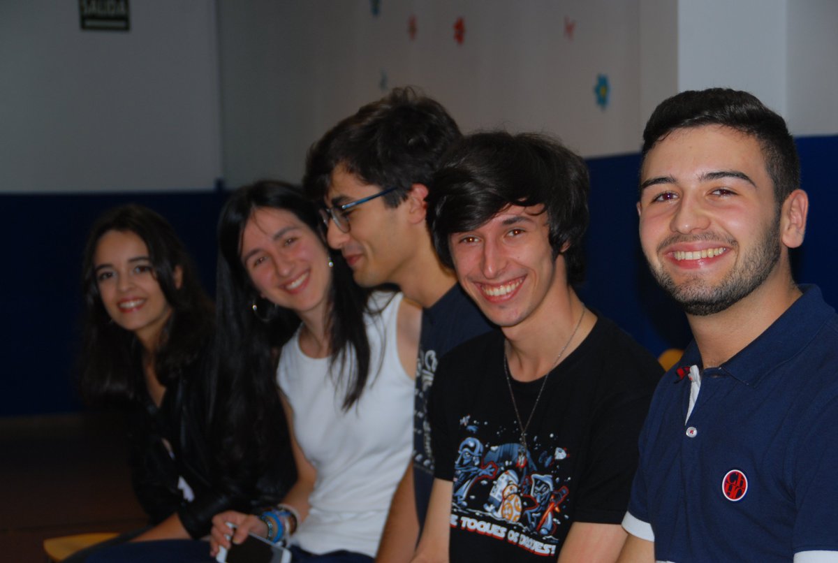 AbeiroRU's tweet photo. La semana pasado celebramos la bienvenida del nuevo curso con  de Forget la France. ¡Conciertazo!
#abeiroru #usc #campusterra #forgetlafrance #8estudios #concierto #nuevocurso https://t.co/ffZAo2aKTM