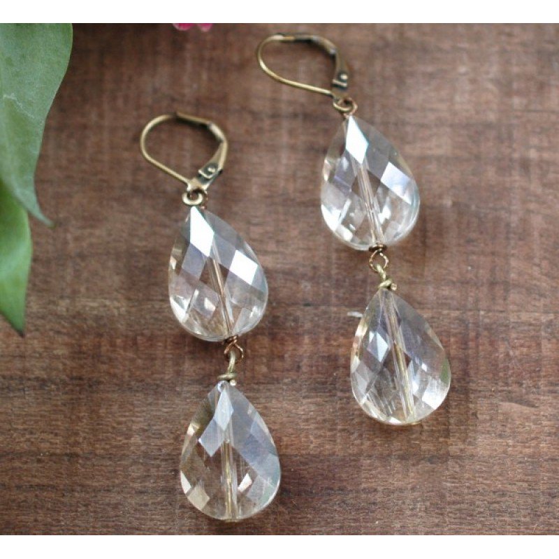 Go back in the golden days of the Neo-Victorian era with these crystal drops! 

Complete your retro designs with champagne crystal drops on antiqued brass lever back earrings.

 Shop Now: tinyurl.com/yccsg73t
#earrings #fashion #Stylishjewellery
