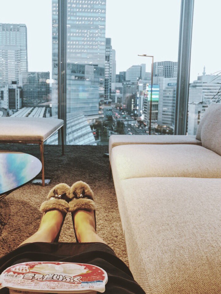 kibiyurie's tweet image. 自席休憩そろそろやめようぜ？

夕方からは #workstyling 八重洲にてお仕事だよ。
打ち合わせ終わりそのまま残って働けるのがよい〜

まんなかにある贅沢ソファ席ひとりじめしてひといき中(´ω`)
最高なのに誰も使ってないんだよね。

休むときはワークスペース離れて思いっきり寛ごうよーーー