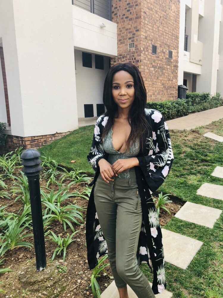 Mpho_Mmasechaba's tweet photo. #mosadiMonday🌻😻 https://t.co/HQp7tWk2hj