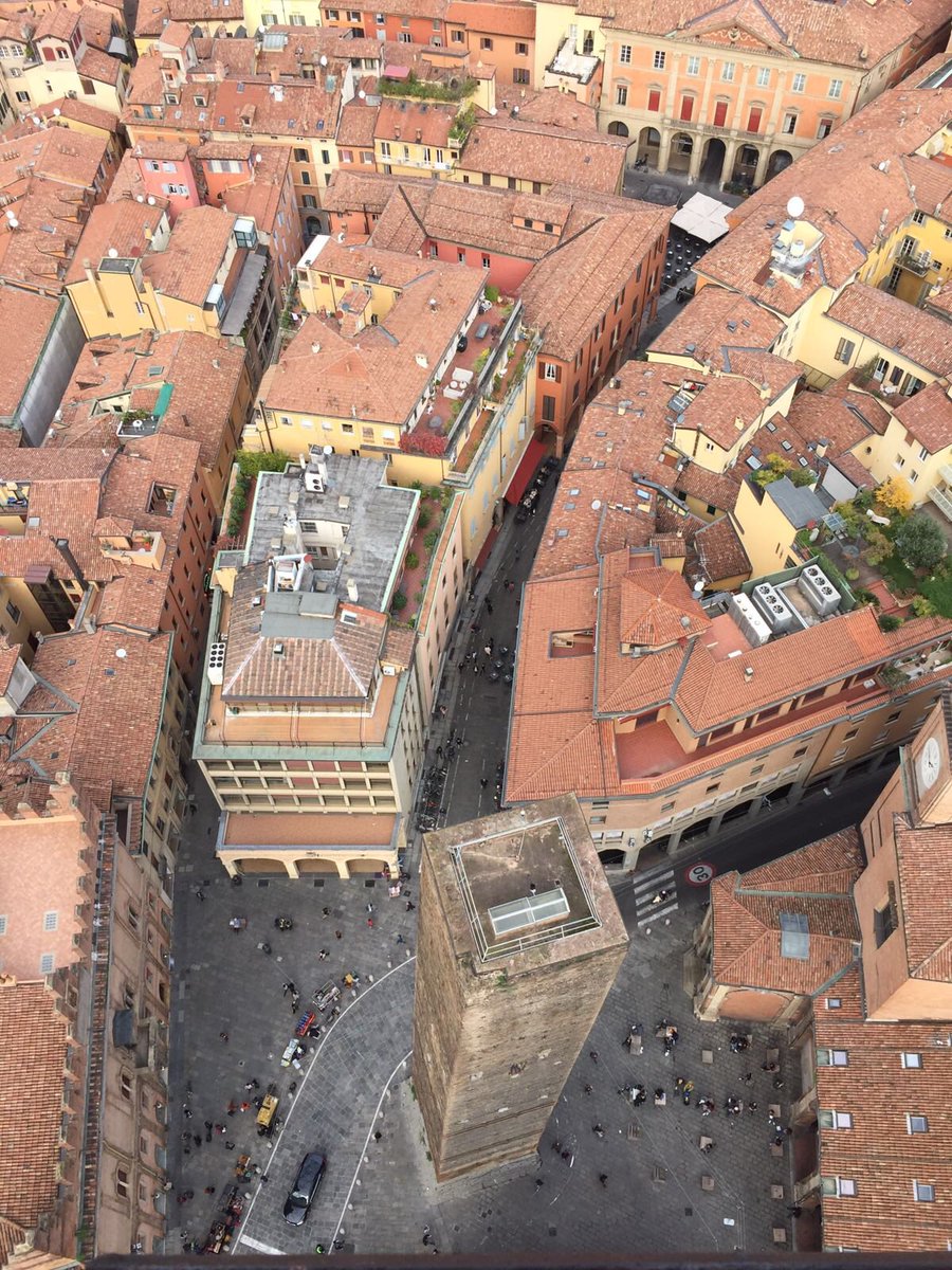 v_brandner's tweet photo. #Bologna, auch liebevoll „La Dotta“ genannt - wohl wegen der ältesten Universität. Herrlich, hier unter den Arkaden, der „Portici“ zu wandeln! https://t.co/BcQkyuCUAN