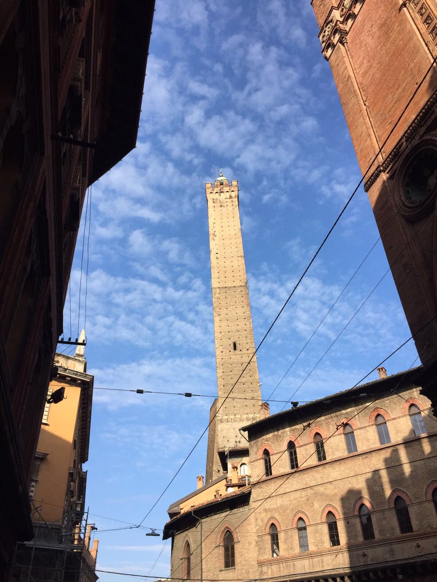 v_brandner's tweet photo. #Bologna, auch liebevoll „La Dotta“ genannt - wohl wegen der ältesten Universität. Herrlich, hier unter den Arkaden, der „Portici“ zu wandeln! https://t.co/BcQkyuCUAN
