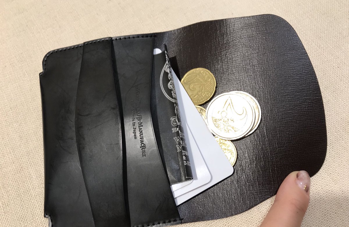 究極の薄さが実現しました。ザックリ持つこの形が、最高にさりげなく 
