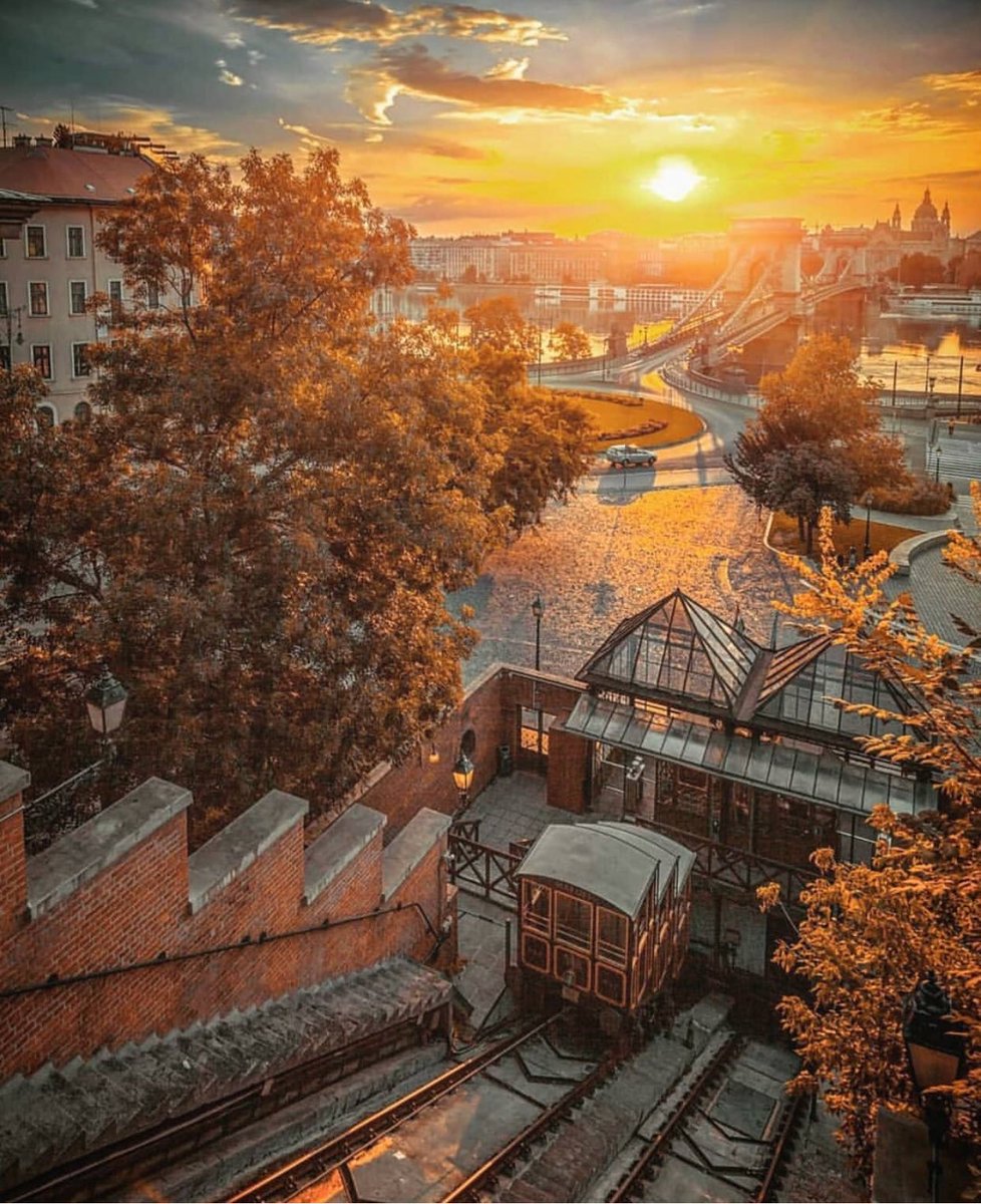 FullMoonHostel's tweet photo. Hello October! 
This is what we call the perfect sunrise spot!😱💫✨ 
•
Photo by krenn_imre📸 
#budapest #photography #likeforlikes #followforfollowback #sunrise #funicular #traveller #hungary #budapest_hungary #autumn #october https://t.co/mtFQmmyJY1