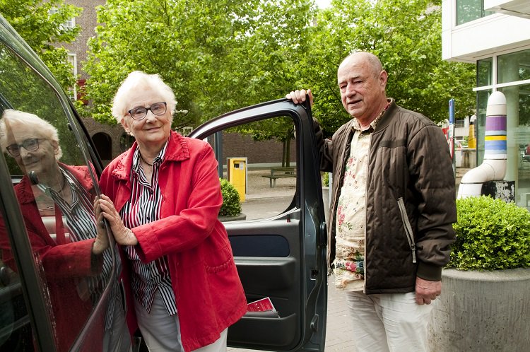 Bent u 60+, heeft u een afspraak en heeft u vervoer met extra hulp nodig? Vrijwilligers begeleiden en rijden u. #begeleidenenrijden #meetellenenmeedoen #betaalbaarvervoer #ondersteuningshulp zebrawelzijn.nl/ouderen/vervoe…