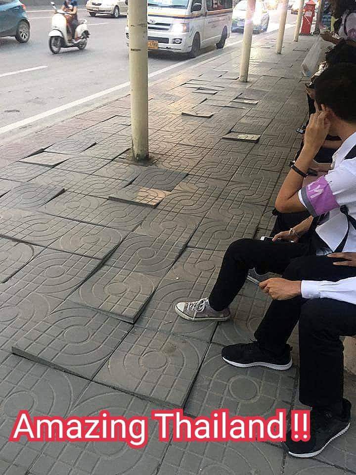 TheSmilingHut's tweet photo. ถ้าปูบล๊อกละมันจะห่วยขนาดนี้
แนะนำให้เอาบล๊อกออก แล้วราดยางมะตอยแทนเถอะครับ ทำระดับง่ายกว่า ต้นทุนต่ำกว่า 

จะได้ไม่ต้องมามีปัญหาน้ำขัง หรือกับระเบิดอีกต่อไป 
(ภาพขวา จากเขตในเมืองเมลเบิร์น ออสเตรเลีย) https://t.co/kcTaOcLTvK