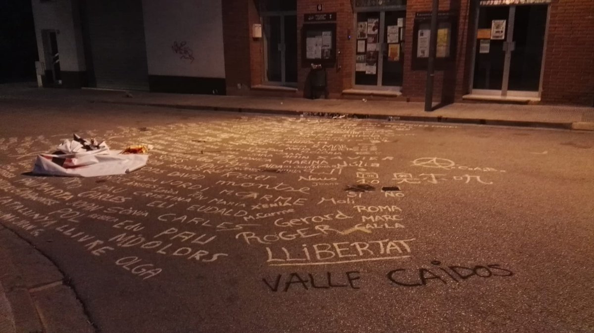 CDR_Llorenc's tweet photo. Aquesta matinada i d'amagat, han arrencat la pancarta de Llibertat Presos Polítics i l'estelada dels Jardinets. També han escrit insults i l'amenaçant "VALLE CAIDOS"

No defallirem i persaverarem pacíficament defensant la llibertat i la República Catalana, també al nostre poble. https://t.co/n8Hhbbg675