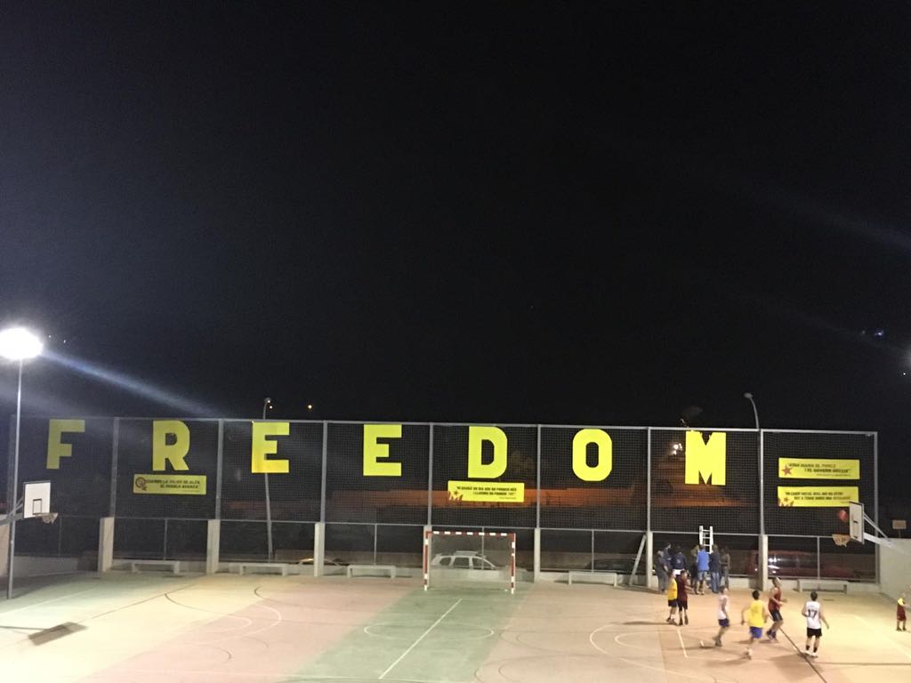 CDRMatadepera's tweet photo. Un poble unit és un poble fort! Decidit i imparable. Ahir moltes mans unides! Entre totes decorar el pavelló 1r OCTUBRE 🎗🎗✊✊🎗Gràcies a tothom! #CDRMATADEPERA @ANC_Matadepera @CUPMatadepera @PDCMatadepera @ERCMatadepera @CPElsPins @AjMatadepera @BombersMtd @CDRCatOficial https://t.co/UOIq3Li6Zg