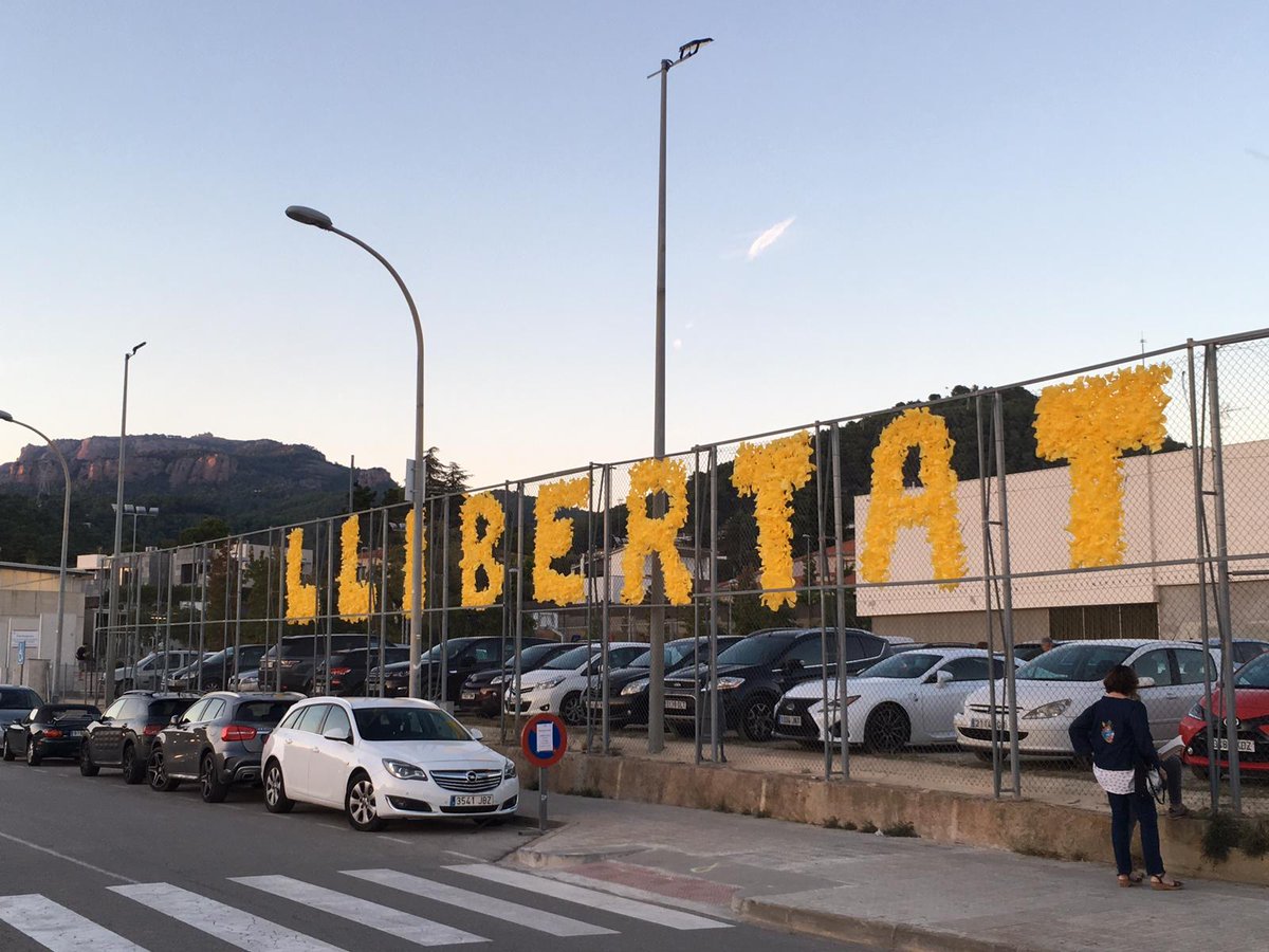 CDRMatadepera's tweet photo. Un poble unit és un poble fort! Decidit i imparable. Ahir moltes mans unides! Entre totes decorar el pavelló 1r OCTUBRE 🎗🎗✊✊🎗Gràcies a tothom! #CDRMATADEPERA @ANC_Matadepera @CUPMatadepera @PDCMatadepera @ERCMatadepera @CPElsPins @AjMatadepera @BombersMtd @CDRCatOficial https://t.co/UOIq3Li6Zg