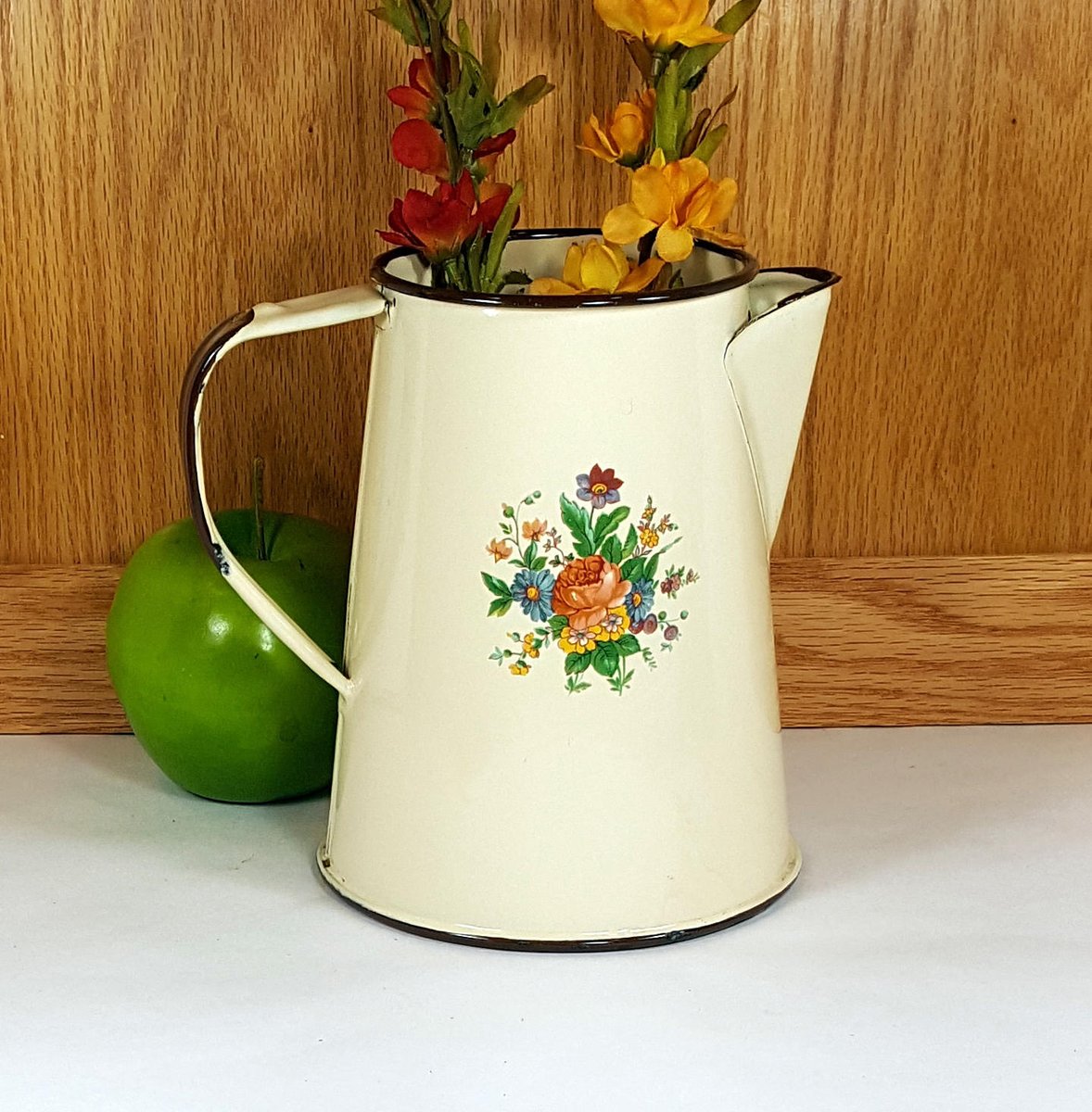 lasttangokc's tweet photo. VINTAGE ENAMEL COFFEE Pot Retro Kitchen Decor Farmhouse Rustic Kitchen Enamel Coffeepot Magnolia Decor Shabby Cottage https://t.co/qwD8HerhY3 #vintage #kitsch #LastTangoVintage #FarmhouseRustic https://t.co/kwK3yzsfcy