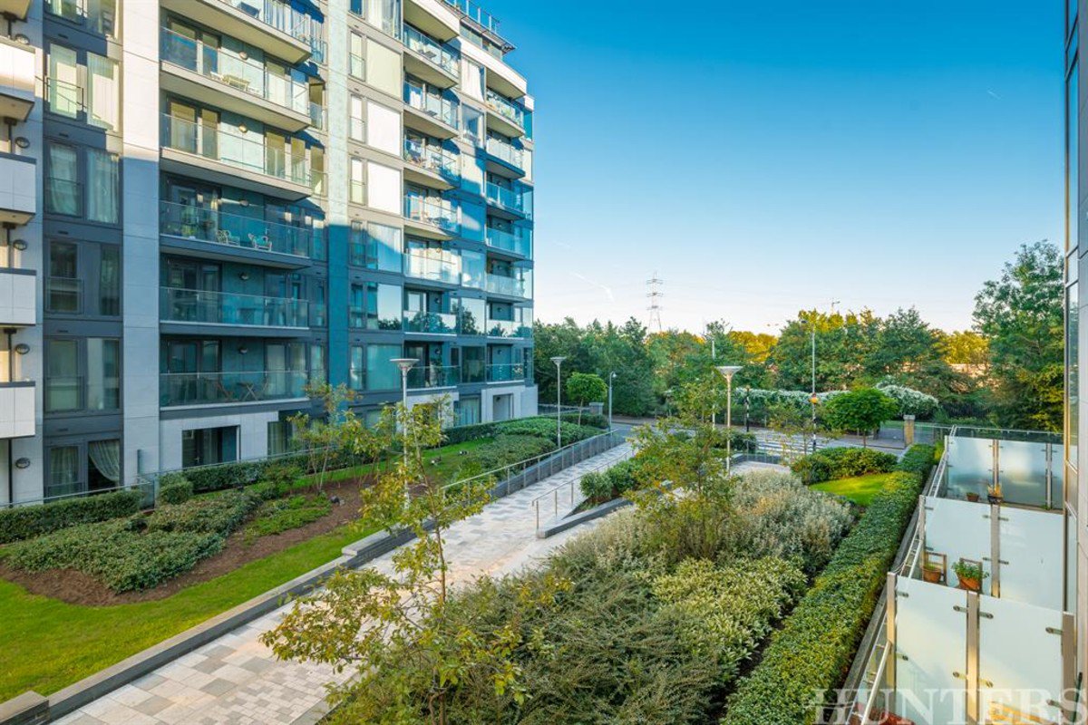 HuntersTottenh1's tweet photo. For Sale: Waterside Way, London, N17 | £325,000

This is an exceptional contemporary one-bedroom apartment arranged on the first floor of an impressive and modern development. 

Read more details https://t.co/BPa04bfc6Z https://t.co/oFxbbcDPPQ