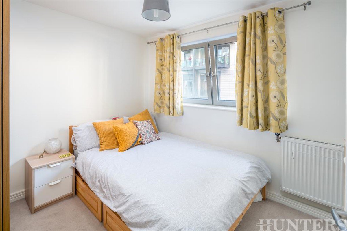 HuntersTottenh1's tweet photo. For Sale: Waterside Way, London, N17 | £325,000

This is an exceptional contemporary one-bedroom apartment arranged on the first floor of an impressive and modern development. 

Read more details https://t.co/BPa04bfc6Z https://t.co/oFxbbcDPPQ
