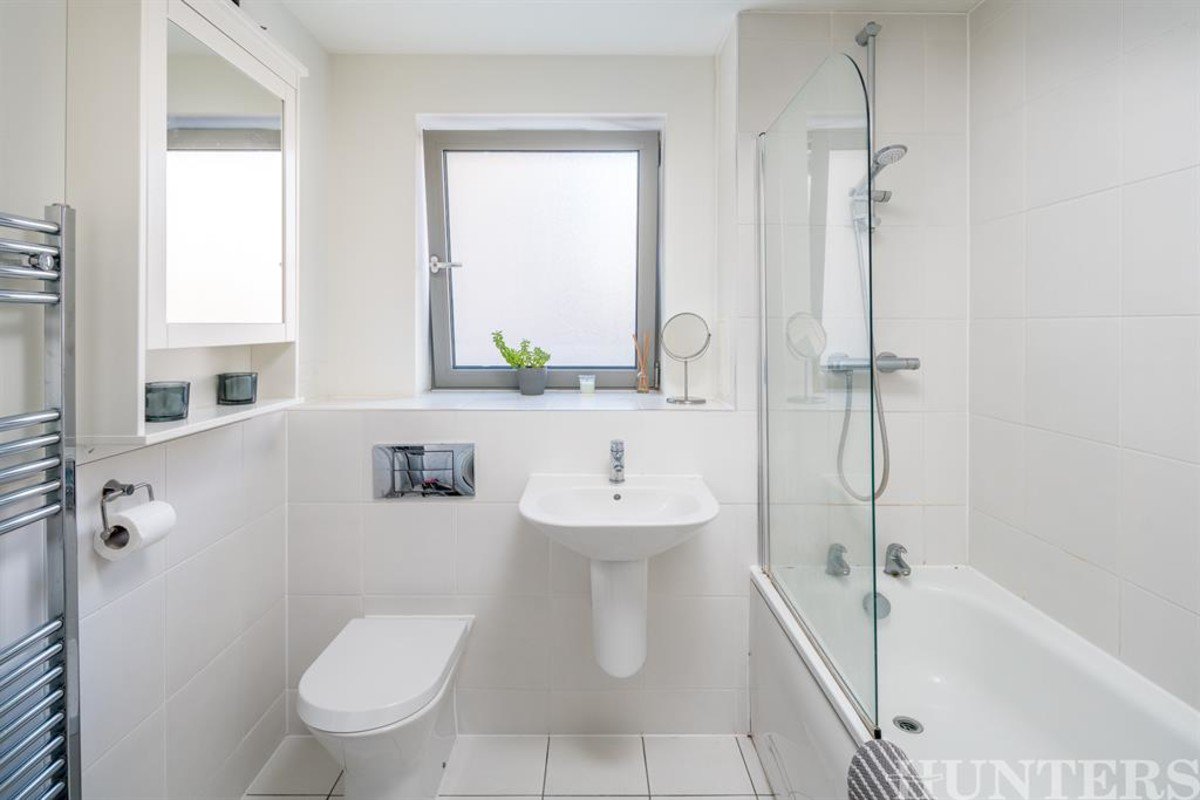 HuntersTottenh1's tweet photo. For Sale: Waterside Way, London, N17 | £325,000

This is an exceptional contemporary one-bedroom apartment arranged on the first floor of an impressive and modern development. 

Read more details https://t.co/BPa04bfc6Z https://t.co/oFxbbcDPPQ